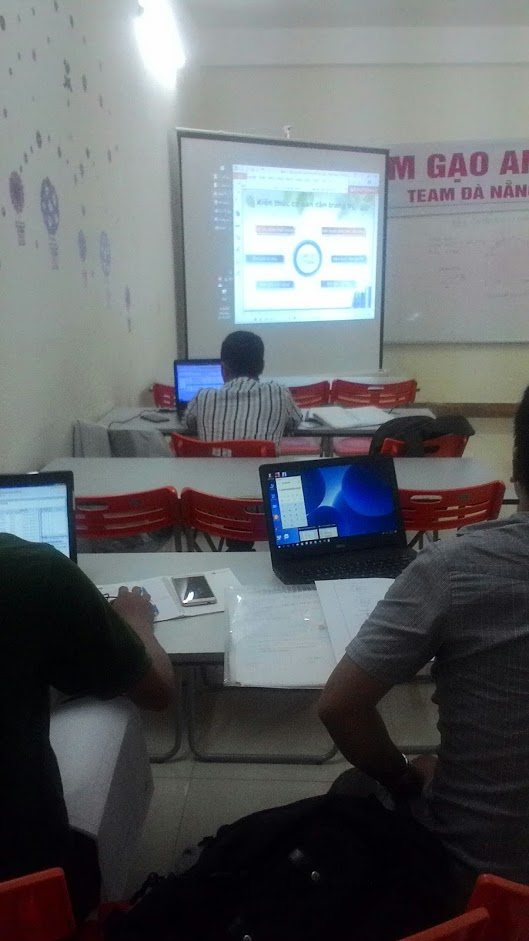 Lớp học thực hành nghiệp vụ xây dựng với học viên làm việc trên máy tính – Đà Nẵng, 2017