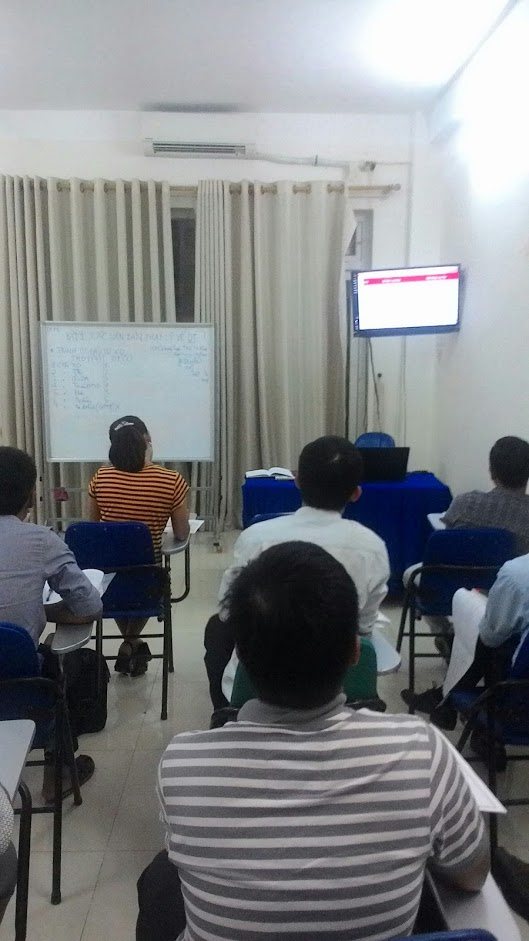 Lớp học thực hành nghiệp vụ xây dựng với học viên làm việc trên máy tính – Đà Nẵng, 2017