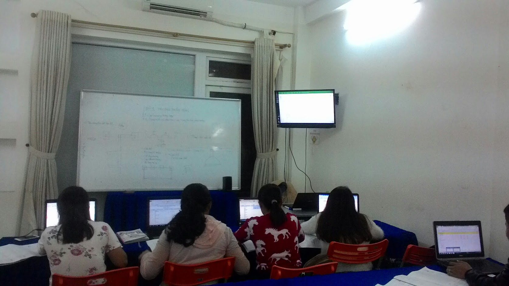 Lớp học thực hành nghiệp vụ xây dựng với học viên làm việc trên máy tính – Đà Nẵng, 2017