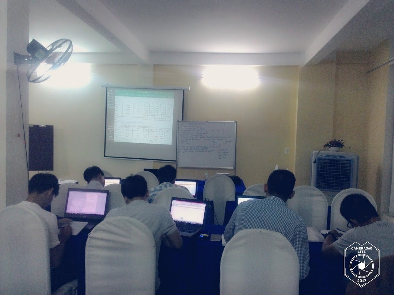 Lớp học thực hành nghiệp vụ xây dựng với học viên làm việc trên máy tính – Đà Nẵng, 2018