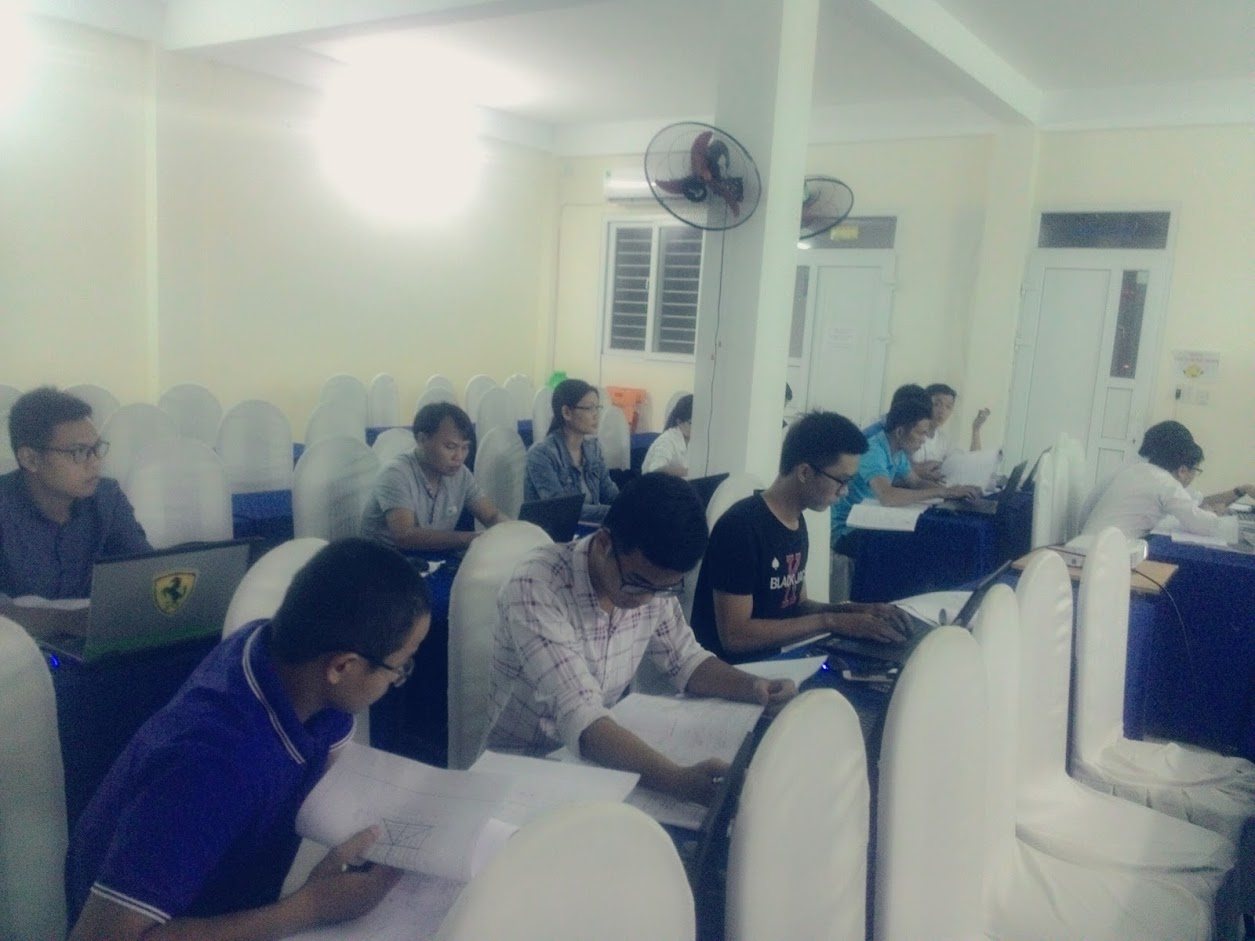 Lớp học thực hành nghiệp vụ xây dựng với học viên làm việc trên máy tính – Đà Nẵng, 2018