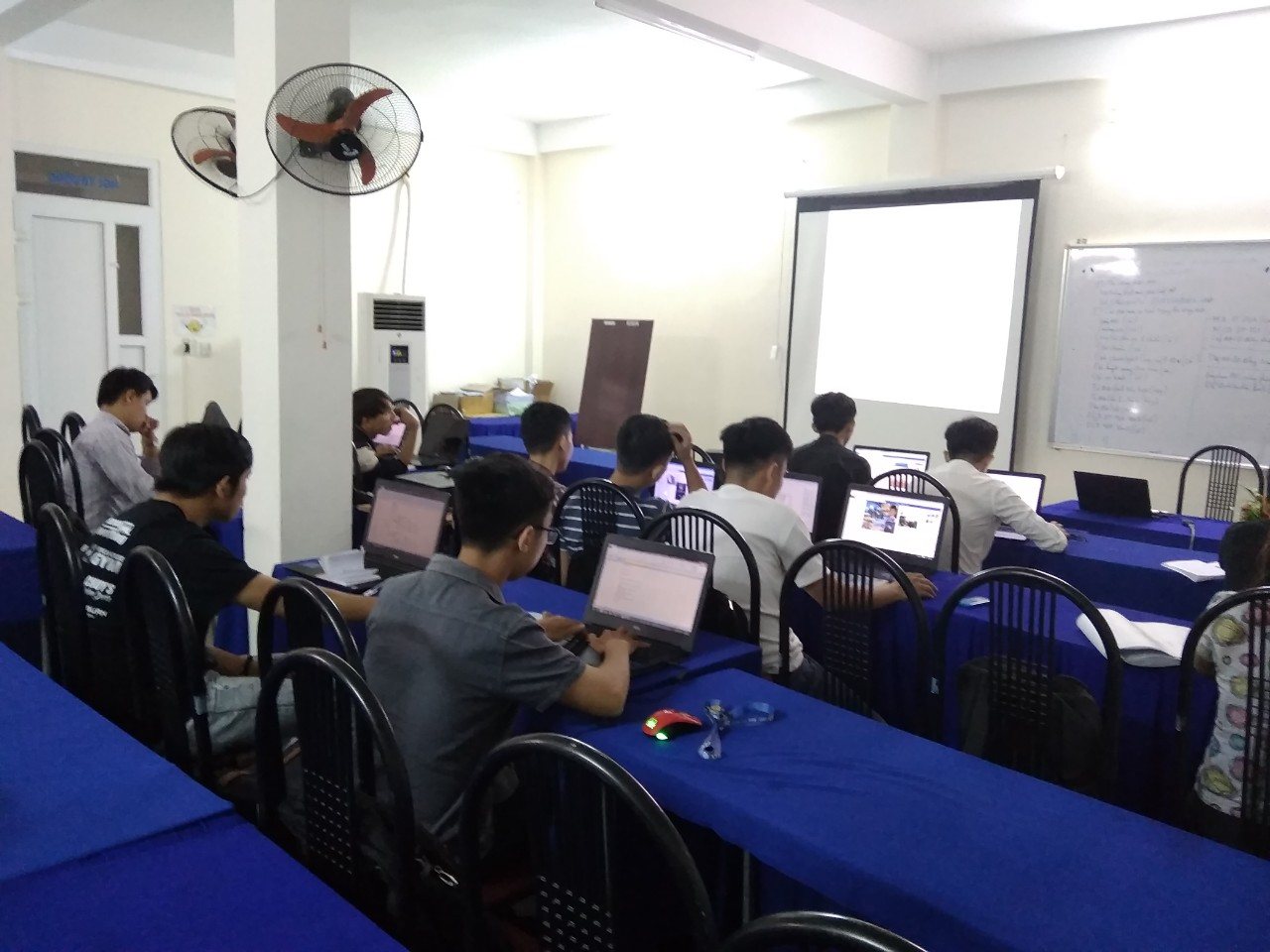 Học viên thực hành nghiệp vụ xây dựng tại lớp đào tạo – Đà Nẵng, 2018